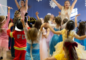 Dzieci bawią się przy muzyce