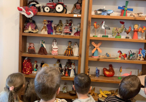 Dzieci oglądają eksponaty w Muzeum