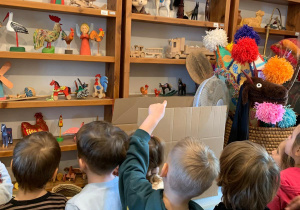 Dzieci oglądają eksponaty w Muzeum