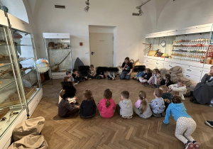 Dzieci siedzą w kręgu