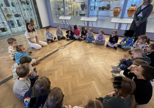 Dzieci siedzą w kręgu