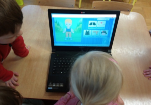 Dzieci oglądają prezentacje multimedialną