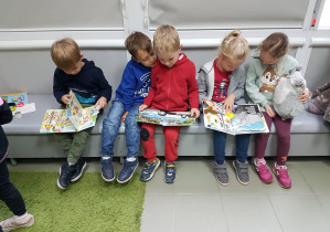 Dzieci oglądają książki na temat bezpieczeństwa