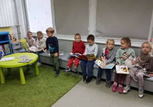 Dzieci oglądają książki na temat bezpieczeństwa