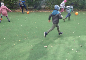 Dzieci biegają po boisku