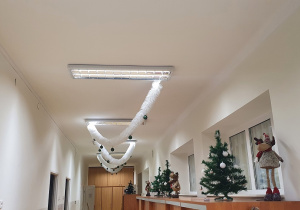 Świąteczne dekoracje korytarza